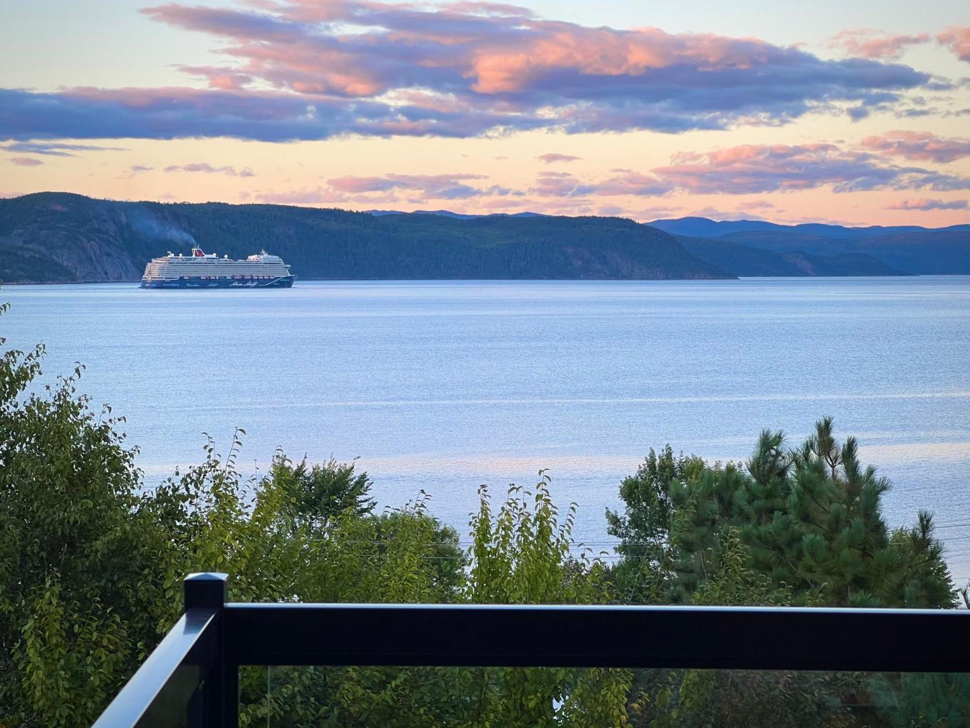 Magical Loft : Breathtaking View & Cozy Fireplace Saguenay Bagian luar foto