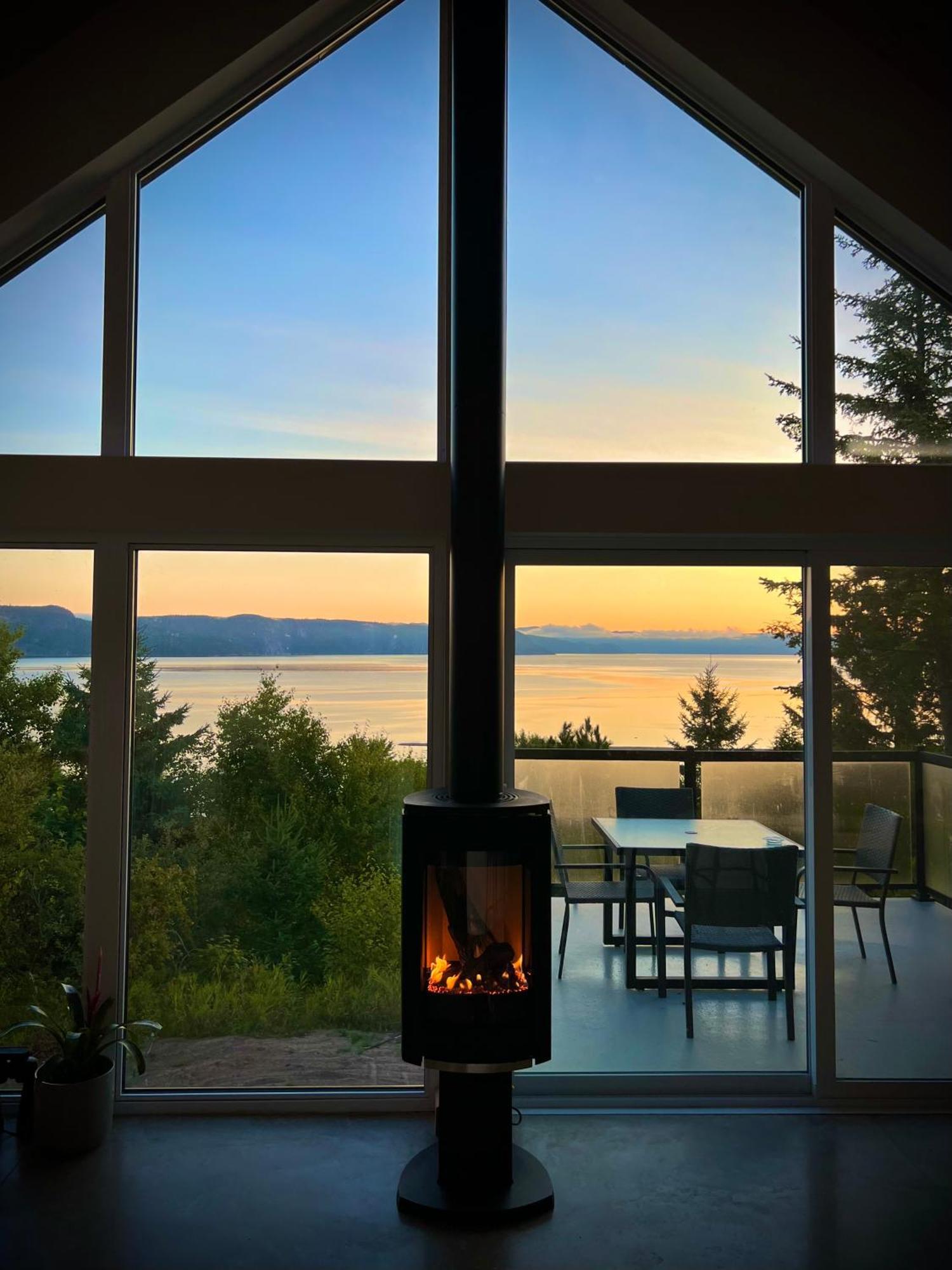 Magical Loft : Breathtaking View & Cozy Fireplace Saguenay Bagian luar foto